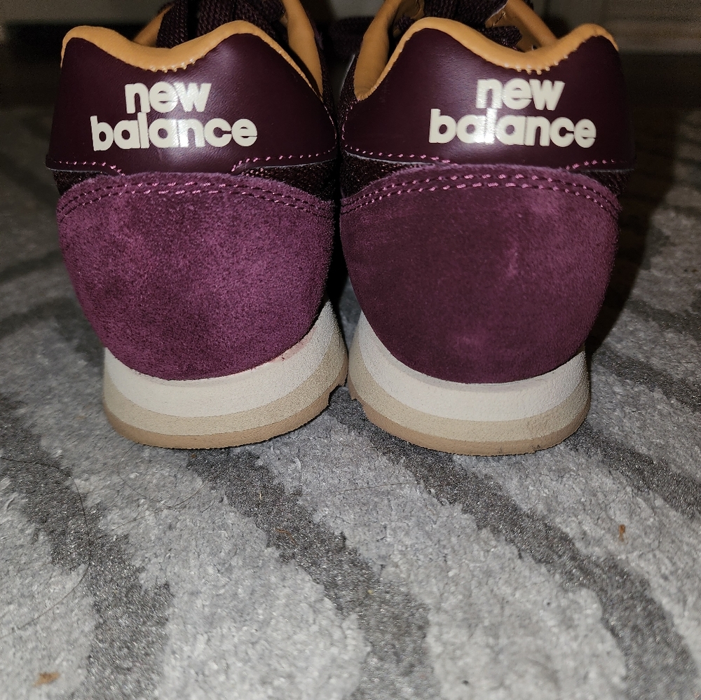 New Balance 520 (Burgundy) - Picture 3 of 5
